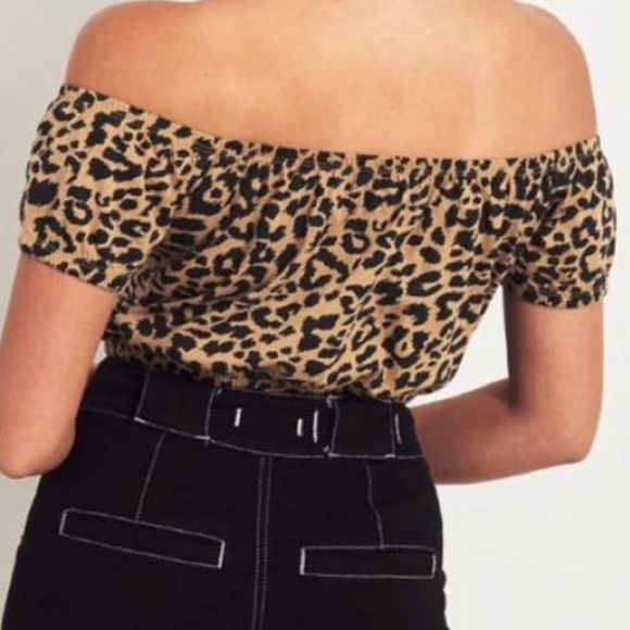 Hollister Cheetah Off-The-Shoulder Crop Top - Picture 2 of 5
